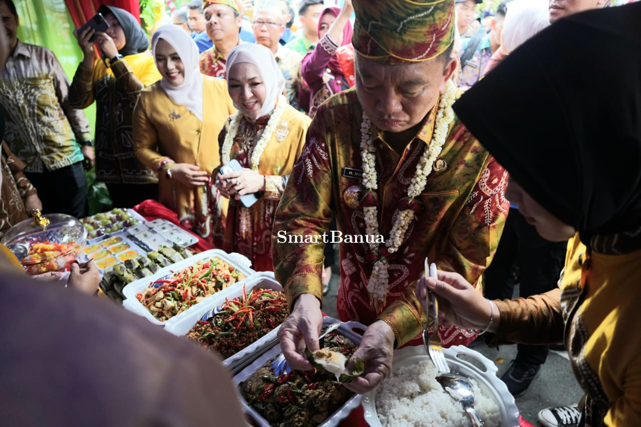 H. Muhidin dan Istri Hj. Fathul Jannah Disambut Antusias Warga di Puncak Harjad Kabupaten HSS ke-74 di Kandangan