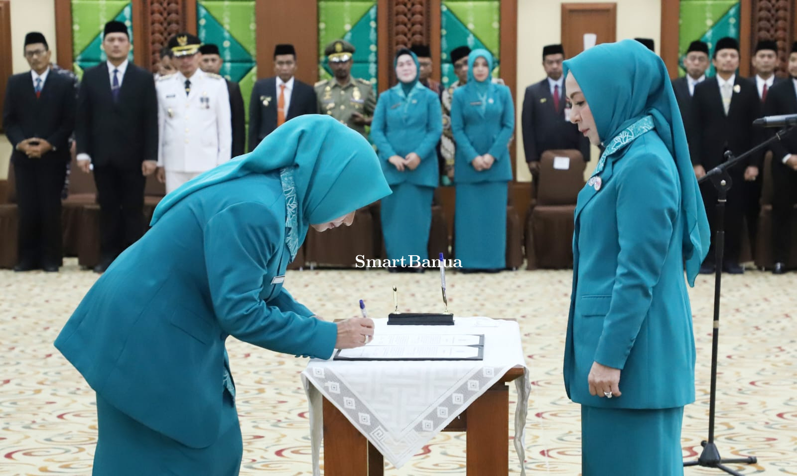 Hj Fathul Jannah Lantik Penjabat (Pj) Ketua TP PKK Kota Banjarbaru Hj. Elysa Resturini Subhan Nor Yaumil