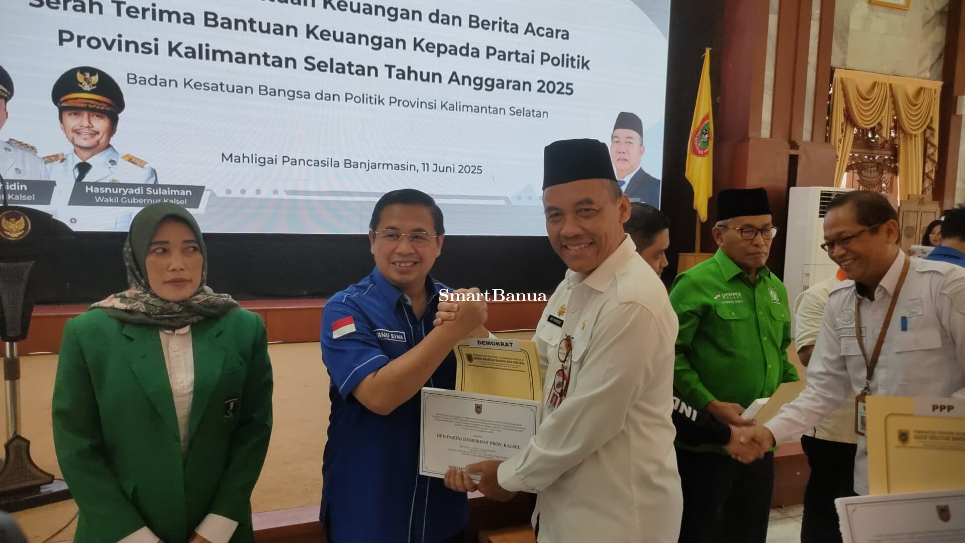 Pemprov Kalsel Serahkan Bantuan Partai Politik 15,4 Miliar