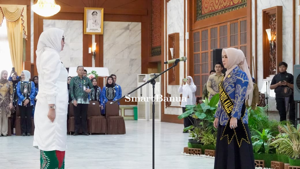Bunda PAUD Kalsel Hj. Fathul Jannah Kukuhkan Hj. Erna Lisa Halaby Bunda PAUD Banjarbaru Periode 2025-2030