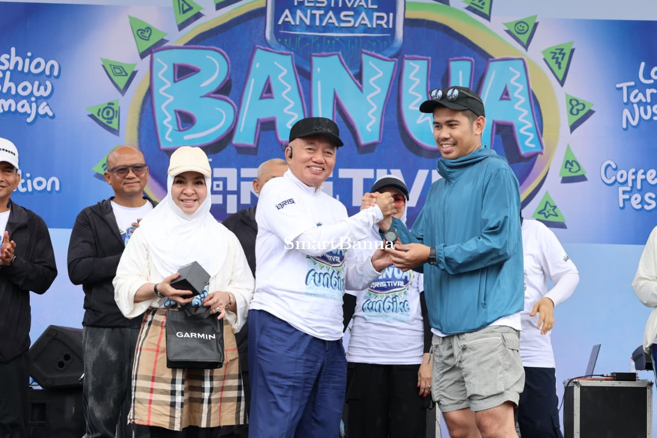 Gubernur H. Muhidin dan Istri Hj. Fathul Jannah Ramaikan Banua Qristival, Edukasi Pembayaran Qris dengan Funbike hingga Senam Bersama Masyarakat