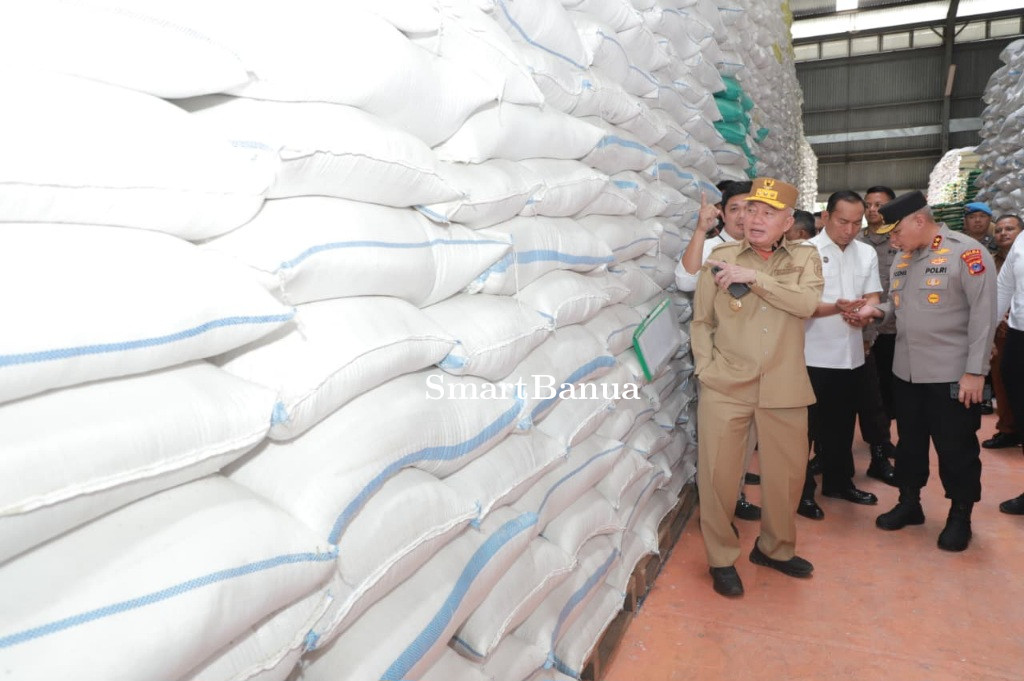 Pastikan Stok Beras Layak Konsumsi, Gubernur H. Muhidin dan Kapolda Rosyanto Yudha Kunjungi Gudang Bulog