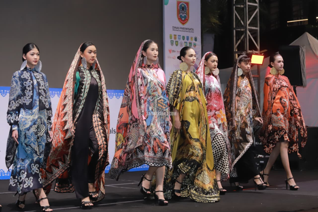 Fashion Show Sasirangan dan Batik Istimewa di Yogyakarta, Dekranasda Kalsel Perkuat Promosi Wastra Menuju CoE South Kalimantan 2026
