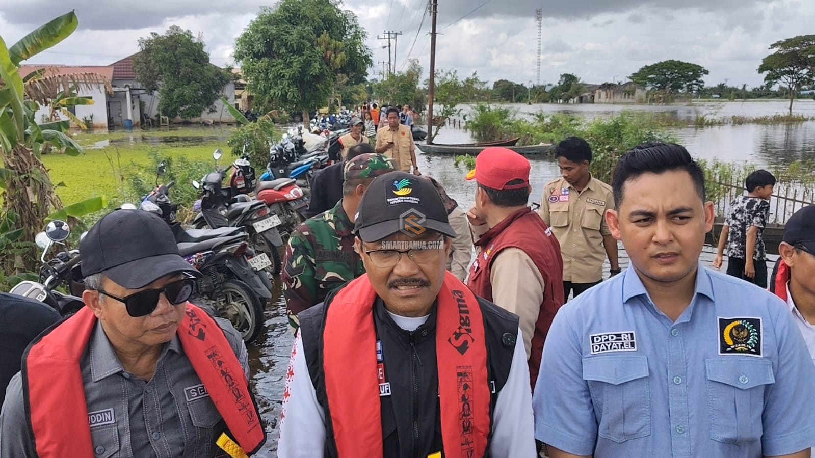 Tinjau Banjir Sungai Tabuk Mensos Siapkan Bantuan Korban