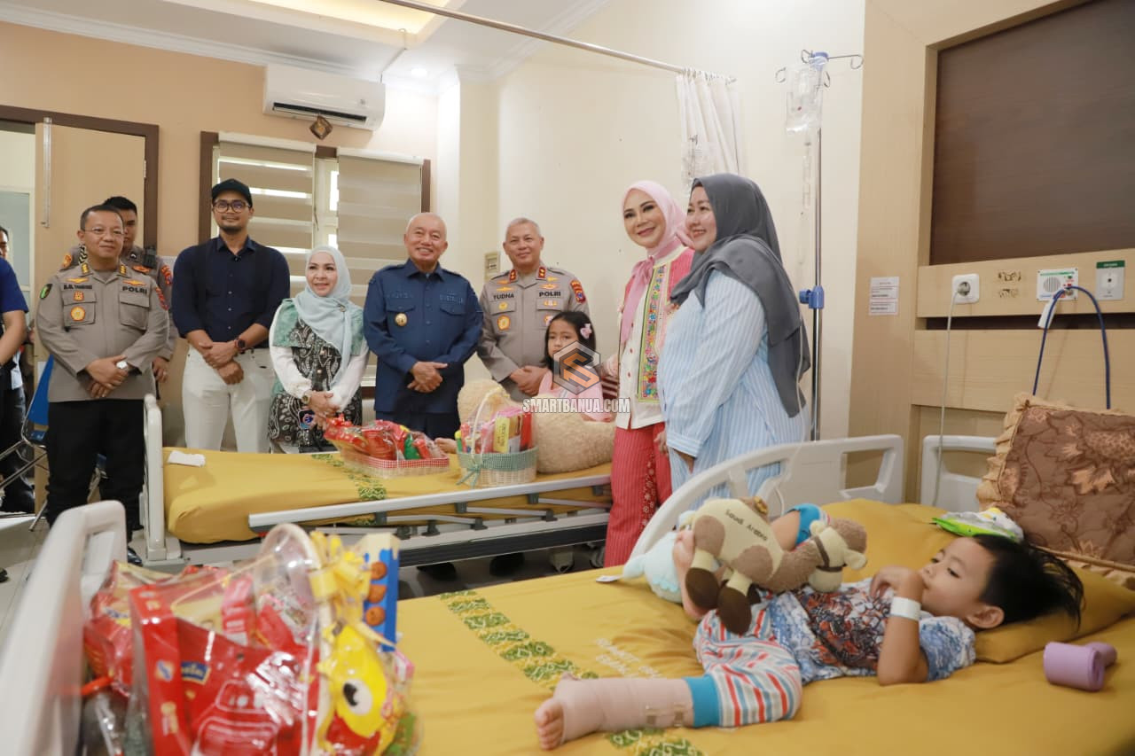 Kehangatan di RS Bhayangkara, Gubernur dan Kapolda Kalsel Dampingi Dua Anak Yati...