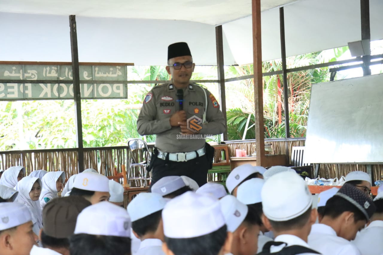 Sat Lantas Polresta Banjarmasin Ajarkan Safety Riding ke Anak Pondok Pesantren