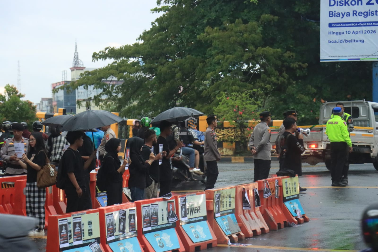 Polresta Banjarmasin Kawal Aksi Damai Kamisan ditengah Guyuran Hujan