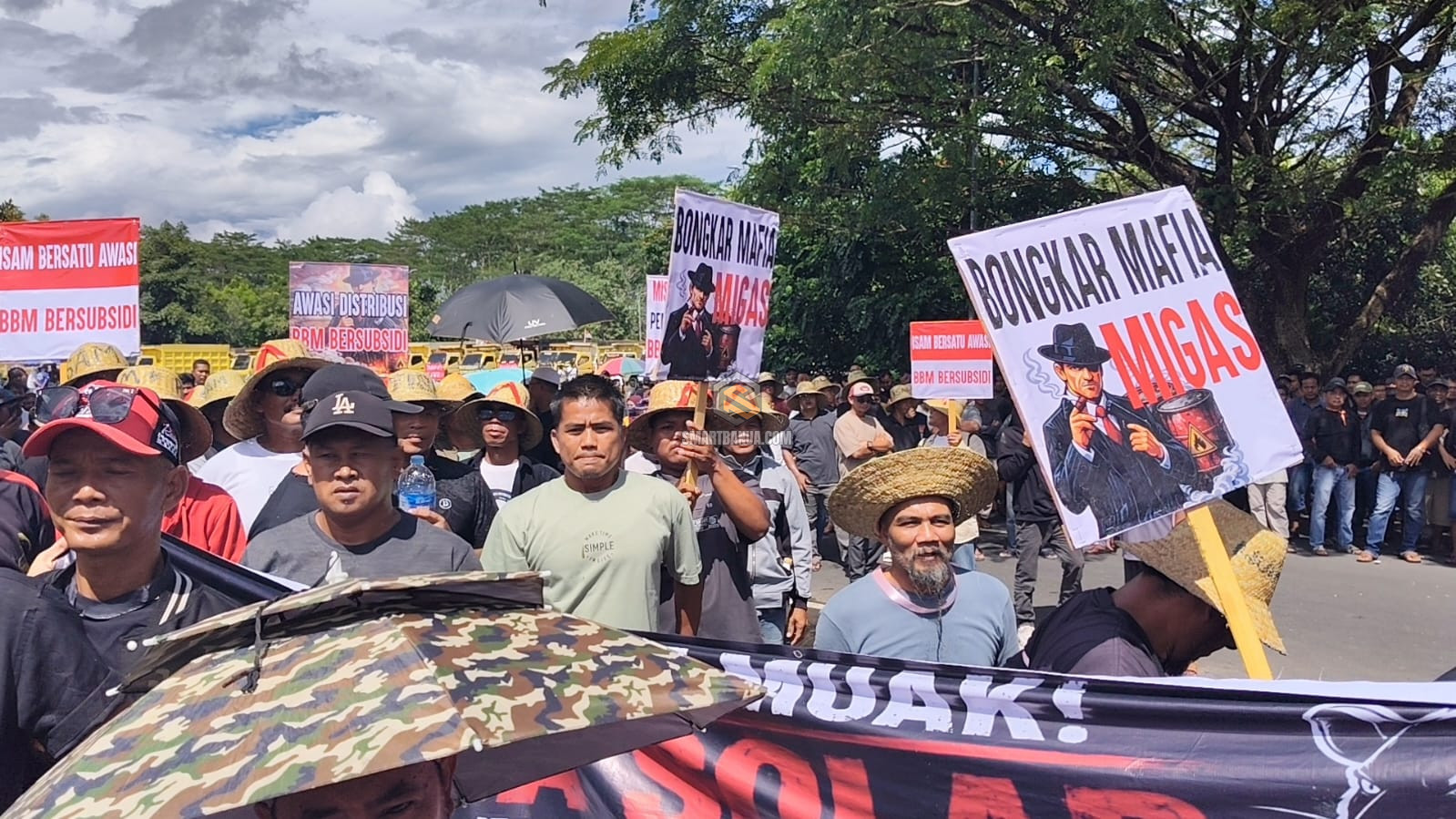 Sopir Truk Datangi Kantor Gubernur Menjerit Solar Sulit Didapat