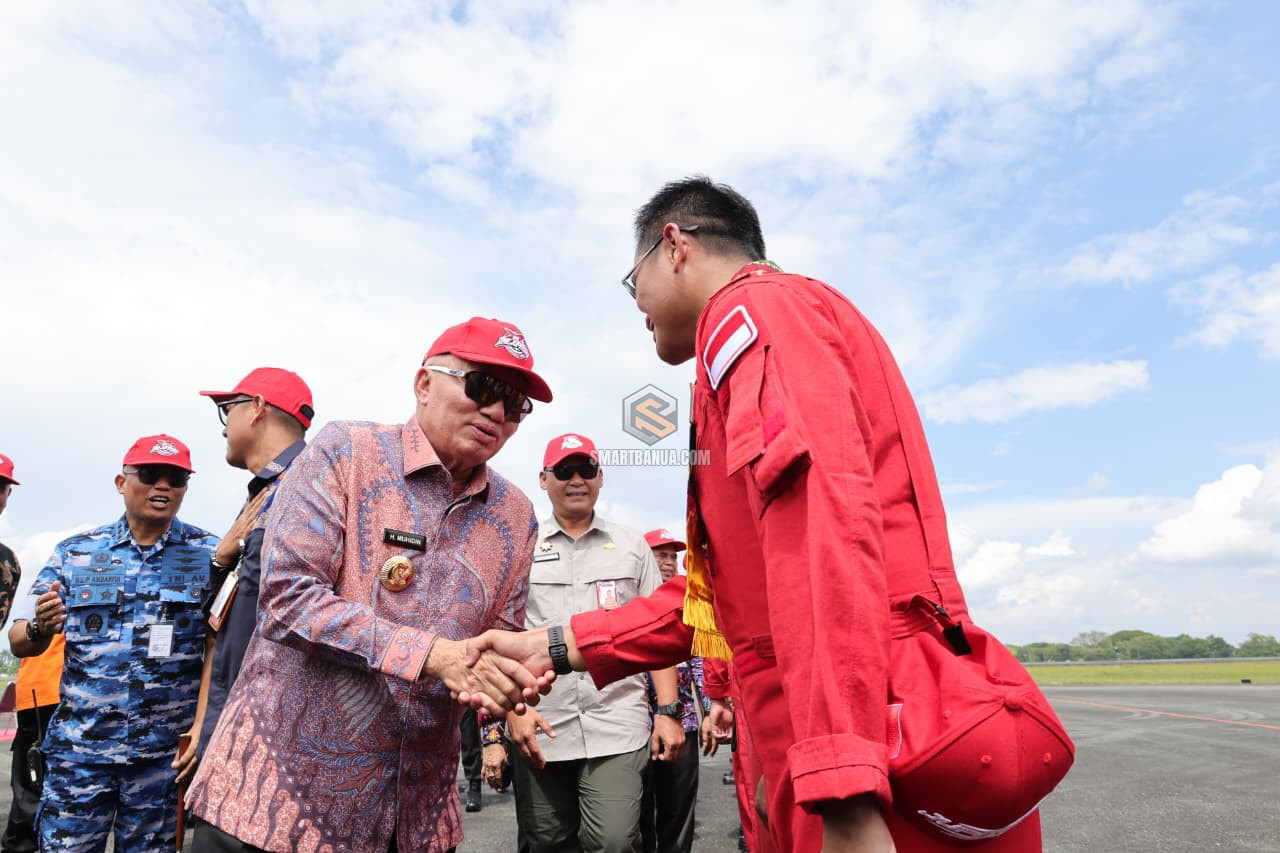 Jupiter Aerobatic Team Melintas di Udara Kalsel, Apresiasi Gubernur H. Muhidin S...