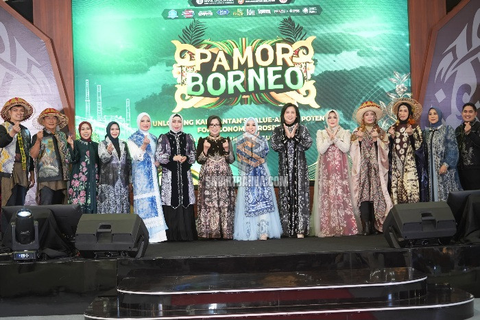 Pamor Borneo 2026 Ditutup, Hj. Fathul Jannah Tampil dengan Sasirangan Motif Born...