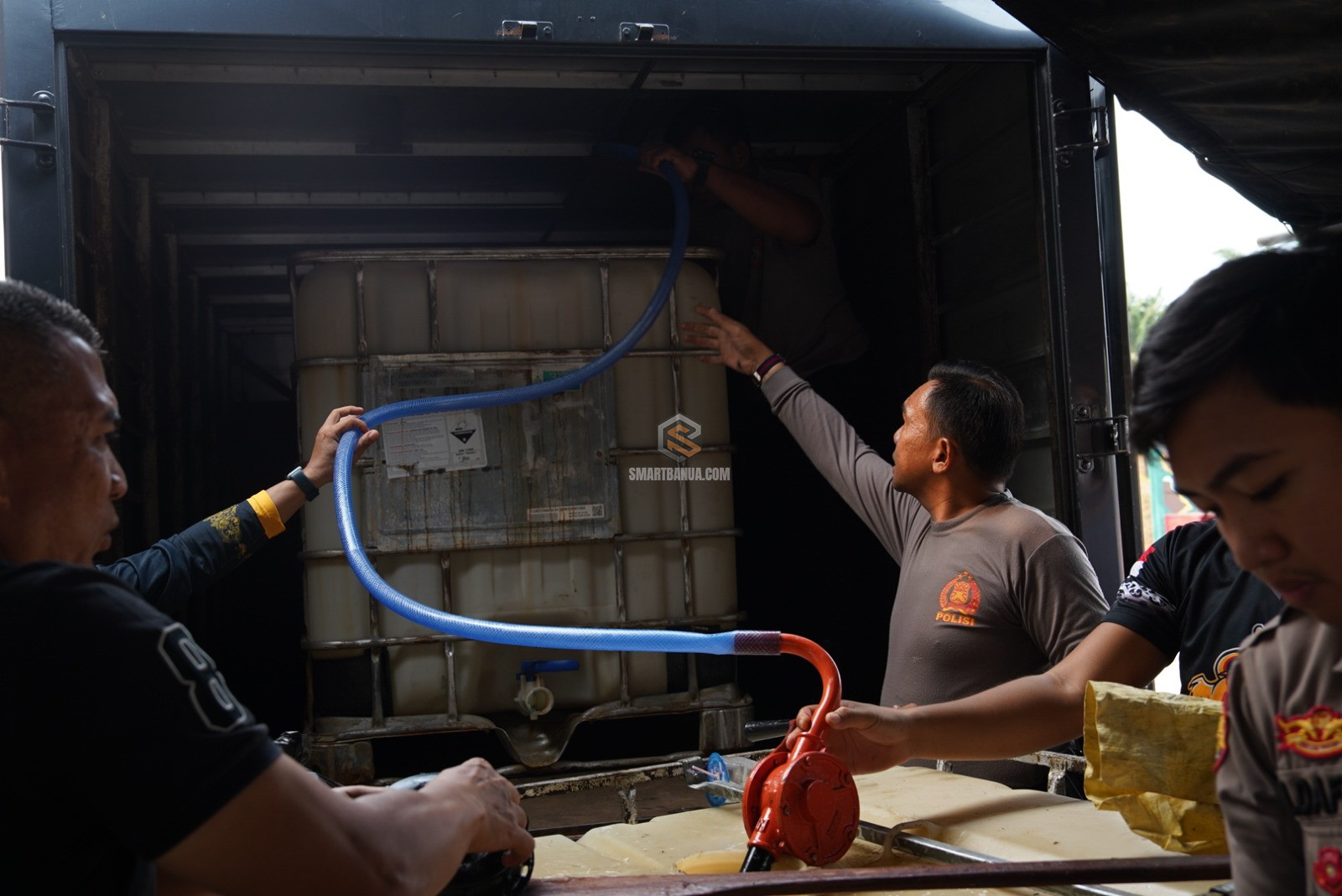 Polda Kalsel Kirim 1.000 Liter Cairan Pemadam Karhutla ke Polda Kalteng