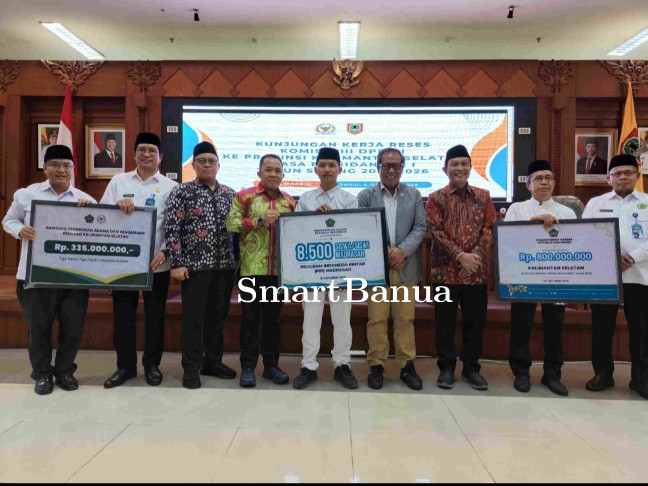 H. Sudian Noor Serahkan Bantuan Pendidikan dan Keagamaan untuk Kalimantan Selatan
